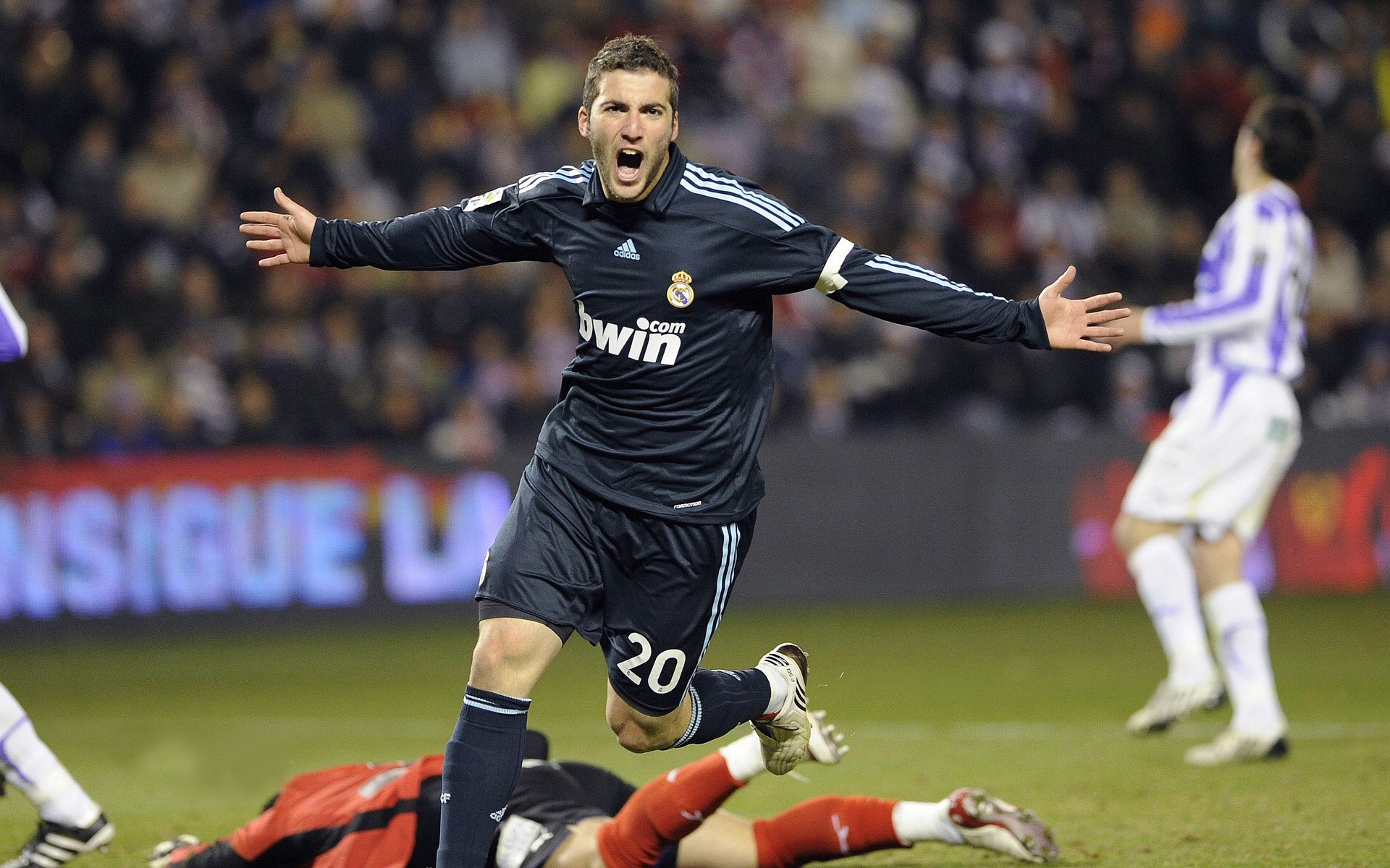 施瓦茨中段发力 展现后程能力，施瓦茨集团